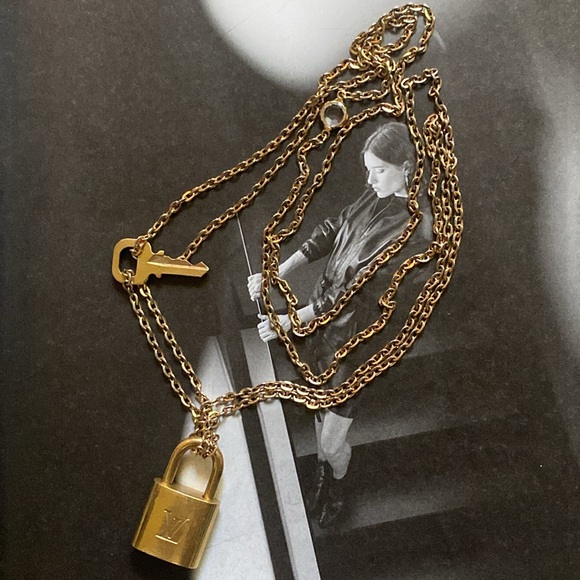 Louis Vuitton 301 Lock and key with Gold Plated Chain Necklace - Picture 9 of 12